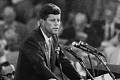 John Fitzgerald Kennedy v mládí politickou kariéru neplánoval, chtěl být spisovatelem. Vše ale změnila smrt jeho staršího bratra.