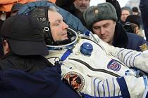  Americký astronaut Barry Wilmore a jeho dva ruští kolegové Alexandr Samokuťajev a Jelena Serovová dnes po bezmála šesti měsících pobytu na Mezinárodní vesmírné stanici (ISS) úspěšně přistáli v Kazachstánu.