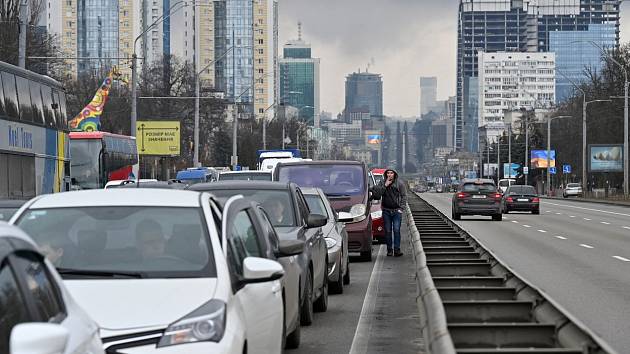 Lidé prchající z Kyjeva zablokovali hlavní tahy ven z města