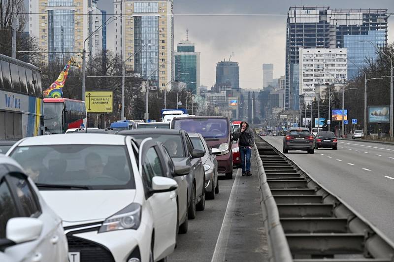Lidé prchající z Kyjeva zablokovali hlavní tahy ven z města