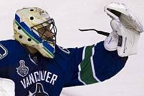 Roberto Luongo se stal králem pátečního večera. Vancouver je výhru od vytouženého Stanley Cupu.