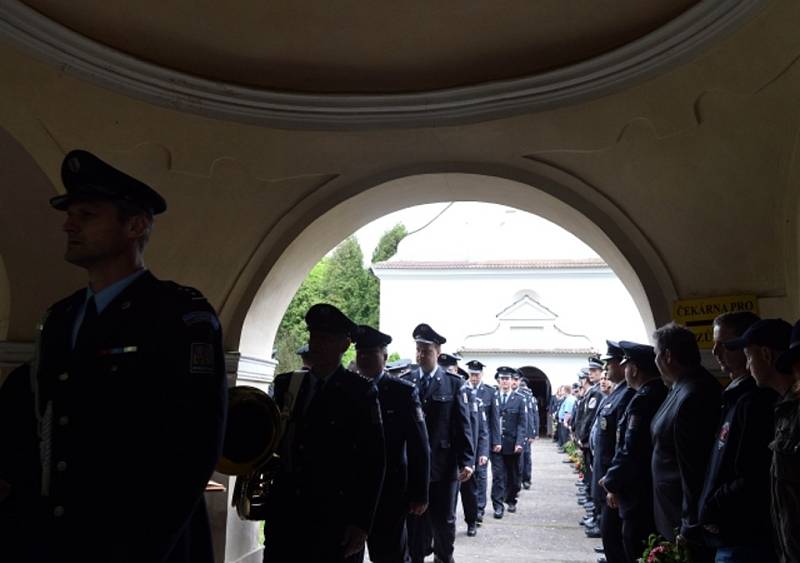 V Mělníku se 12. května konal pohřeb policistky, kterou při ujíždění hlídce smrtelně zranil zdrogovaný řidič.