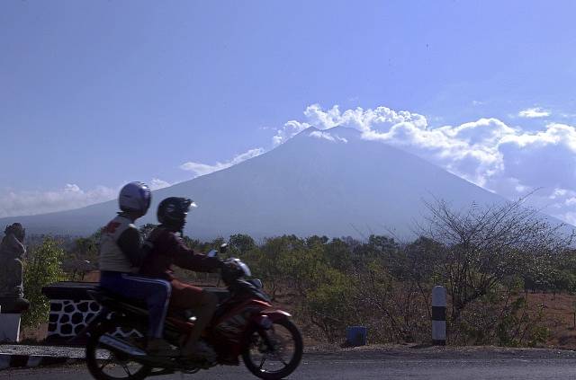 Sopka Mount Agung se probudila, úřady evakuují lidi i zvířata