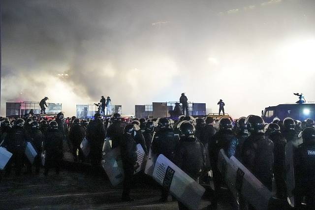 Při krvavých demonstracích v Kazachstánu zemřelo třináct policistů.