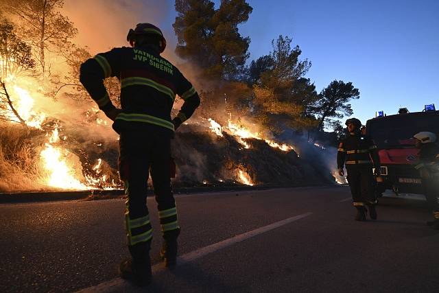 Rozsáhlý požár u chorvatského Zatonu