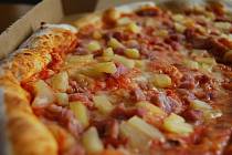 Pizzu Havaj začal v šedesátých letech minulého století podávat v Kanadě Sam Panopoulos. Ananas na pizze dodnes budí vášnivé reakce