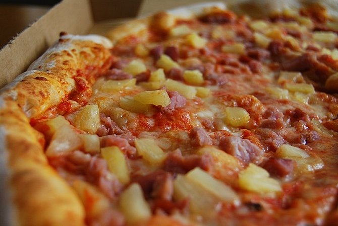 Pizzu Havaj začal v šedesátých letech minulého století podávat v Kanadě Sam Panopoulos. Ananas na pizze dodnes budí vášnivé reakce