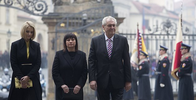 Inaugurace Miloše Zemana v roce 2013. Zeman na snímku s manželkou a dcerou.