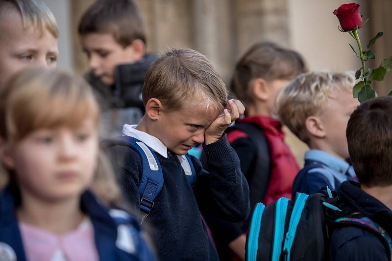 Po dvouměsíčních letních prázdninách přišly do škol opět děti, některé poprvé. Prvňáčci dorazili i do ZŠ Praha 7 na Strossmayerově náměstí.