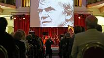 Milan Kundera, nejznámější spisovatel českého původu ve světě, včera obdržel prestižní Světovou cenu Nadace Simone a Cina Del Duchových, s níž je spojeno příjemných 300 tisíc Euro.  