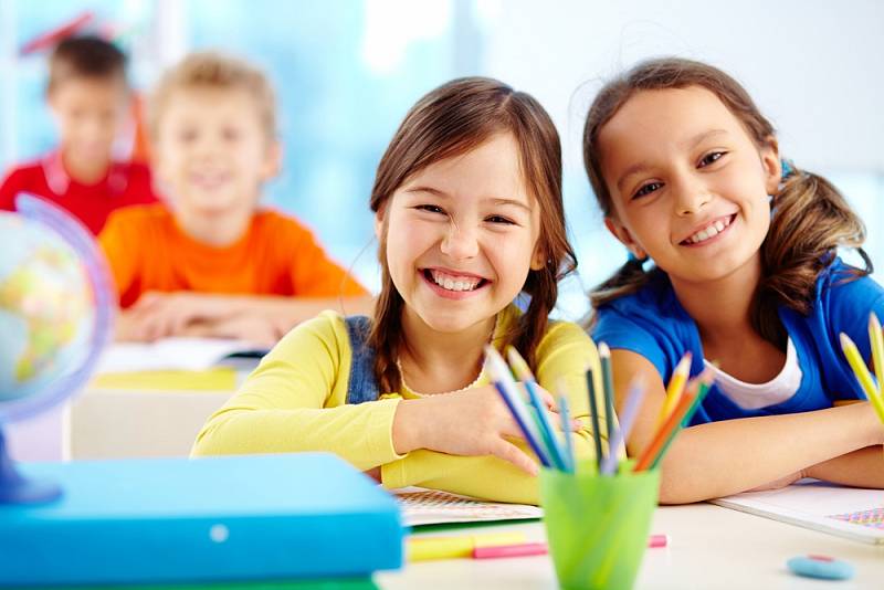 Děti se těší hlavně na spolužáky, ale mnozí i na typickou školní výuku od tabule.
