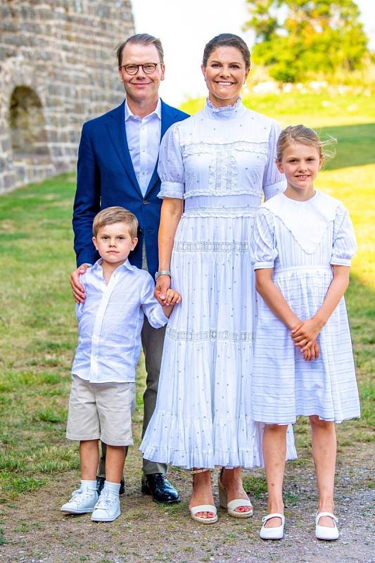 Švédská korunní princezna Viktorie svou dceru Estelle vychovává ve způsobech královského dvora v rámci příprav na její případnou roli panovnice.