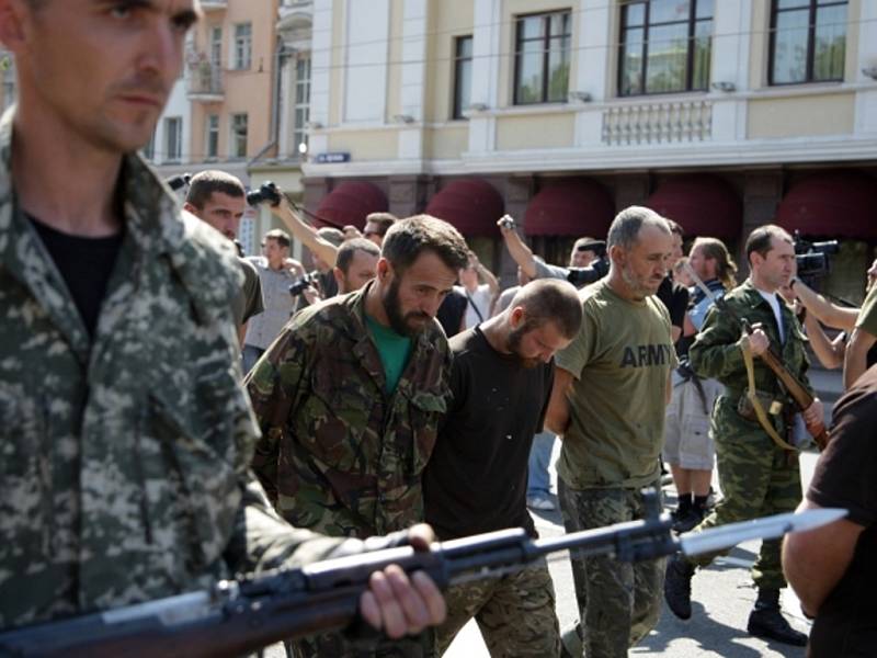 Doněckem za hanlivého pokřikování okolo stojících lidí museli pochodovat váleční zajatci z řad ukrajinské armády a dobrovolnických gard.