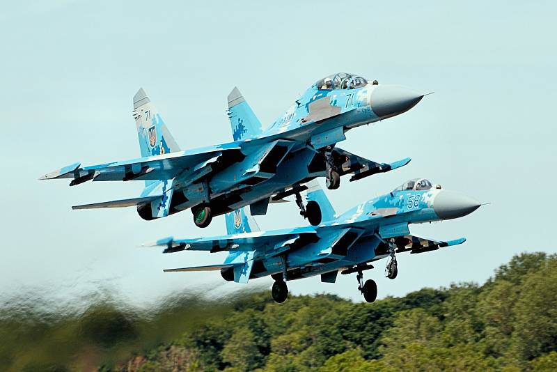 Letoun Su-27 vznikl jako protiváha úspěšnému americkému typu F-15 Eagle. Kvůli potížím při vývoji však byl přijat do výzbroje až v polovině osmdesátých let, téměř deset let po svém americkém protějšku. Ukrajina dnes provozuje dvě základní verze.