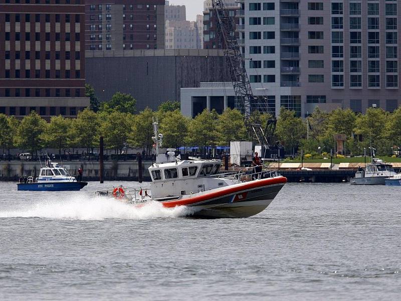 Čluny policie, hasičů a pobřežní stráže na místě pádu vrtulníku a letadla do Hudsonu v New Yorku.