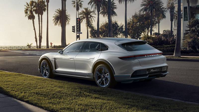 Koncept Porsche Mission E Cross Turismo.