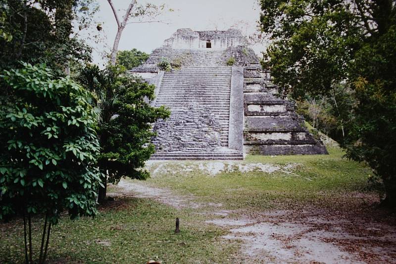 Ruiny nejrozlehlejšího mayského starověkého města Tikal na území dnešní Guatemaly