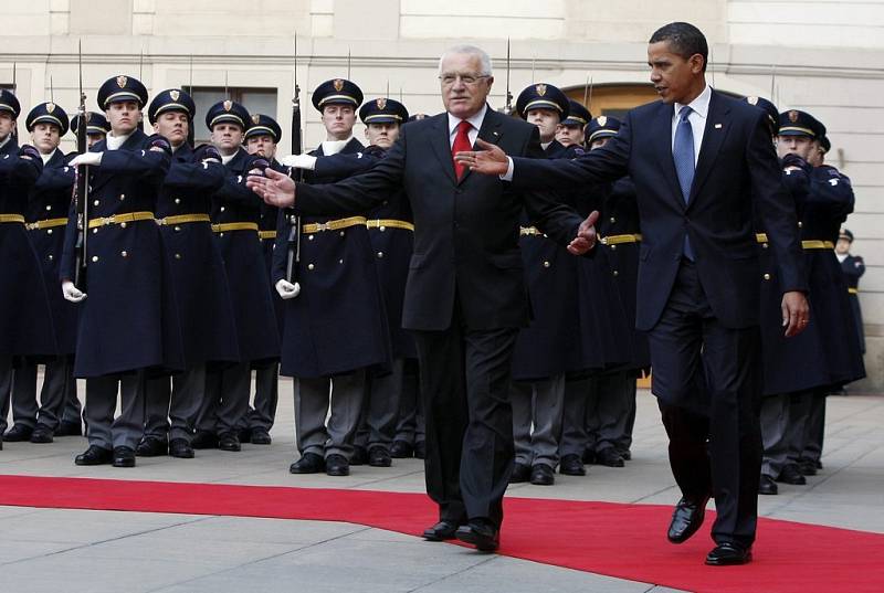 Václav Klaus a Barack Obama při uvítacím ceremoniálu na Pražském hradě.