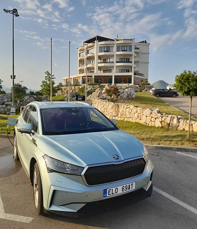 Roadtrip na Balkán: Zde, na předměstí Trebinje, bylo večer docela pusto. Nabíječka tu ale šlapala bez problémů