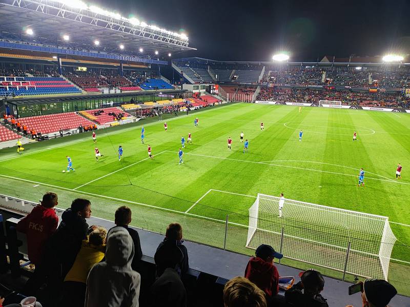 Malí fotbalisté z FK Náchod si užili zápas mezi Spartou a Rangers.