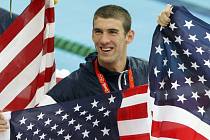 Plavec Michael Phelps mezi americkými vlajkami.