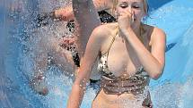 Horké letní teploty přivedly 19. června 2013 stovky lidí do jihlavského Vodního ráje