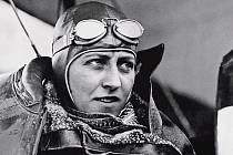 Amy Johnsonová v kokpitu svého letadla 14. června 1930, po úspěšném přeletu z Anglie do Austrálie