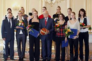 Prezident Václav Klaus přijal na Pražském hradě české basketbalistky, které na mistrovství světa získaly stříbrnou medaili a předal jim Zlatou plaketu prezidenta republiky.