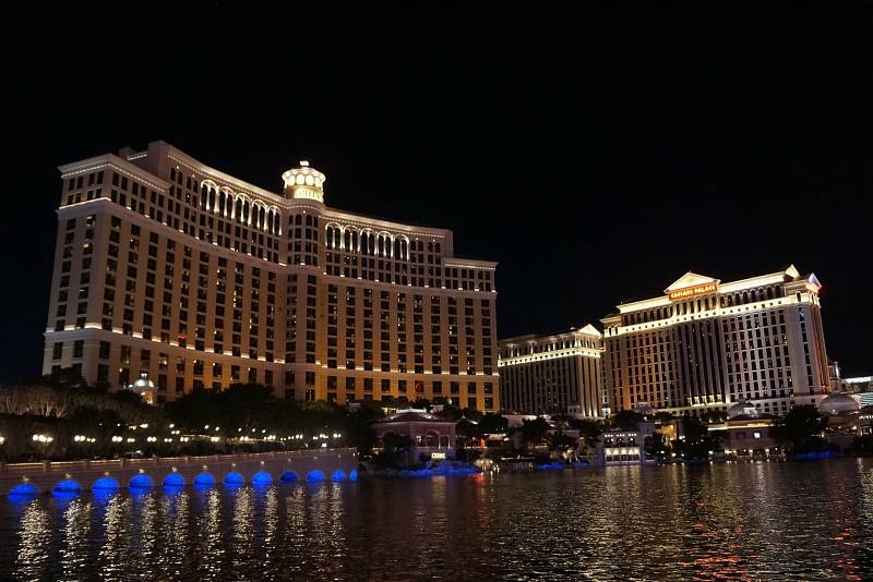 Resort Bellagio patří k nejslavnějším místům na Stripu v Las Vegas. Zdobný interiér je v italském stylu, ovšem nejznámější je soustava fontán ve venkovním areálu, která vytváří unikátní vodní show.