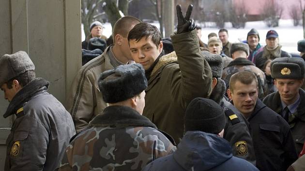 Před běloruskými soudy v pátek pokračovaly procesy s účastníky středečních demonstrací v Minsku. 