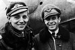 Černý ďábel Ukrajiny Erich Hartmann (vlevo). Stíhači Sovětů z něj za druhé světové války měli strach, legendární pilot Luftwaffe i přes čtrnáct nouzových přistání nikdy nebyl zraněn