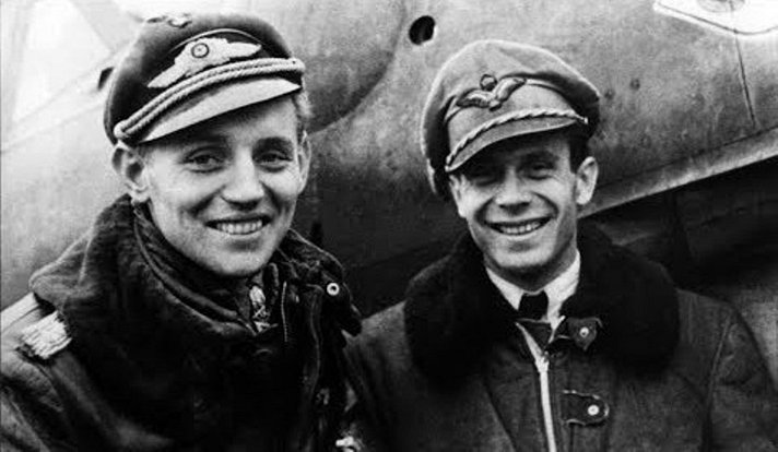 Černý ďábel Ukrajiny Erich Hartmann (vlevo). Stíhači Sovětů z něj za druhé světové války měli strach, legendární pilot Luftwaffe i přes čtrnáct nouzových přistání nikdy nebyl zraněn