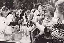 Párek v rohlíku se v Československu poprvé objevil v roce 1972, a to v Českých Budějovicích jako pikador. Dnes bychom řekli, že to byl první street food.