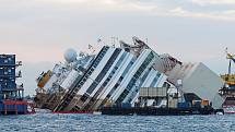 Vytahování vraku parníku Costa Concordia z místa, kde ztroskotal.