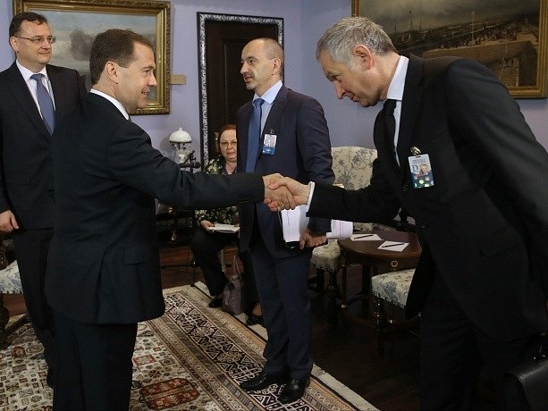 Dmitrij Medveděv vítá českou delegace v čele s Petrem Nečasem a ministrem Kubou