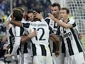 Fotbalisté Juventusu se radují z gólu proti Neapoli.