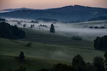 Mlhavé ráno v údolí rozlitin řeky Vltavy u Nové Pece na Prachaticku. Ilustrační snímek