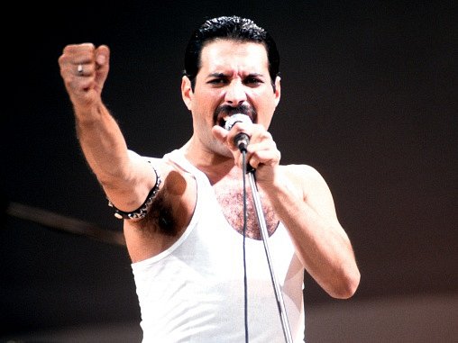 Zpěvák kapely Queen Freddie Mercury.