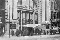 Divadlo Iroquois na snímku z roku 1903 krátce před požárem