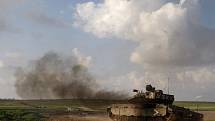 Většina izraelských sil se z pásma Gazy již stáhla, potvrdila armáda. Tank na fotografii palestinské území právě opustil. 