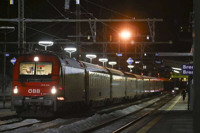 Vlak stojící ve stanici Brenner poté, co rakouské úřady v neděli večer přerušily železniční spojení s Itálií přes Brennerský průsmyk.