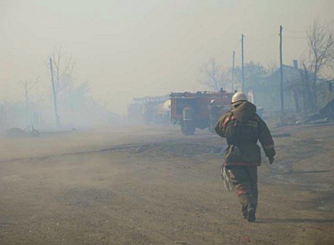 Hasiči bojují s požárem na Sibiři