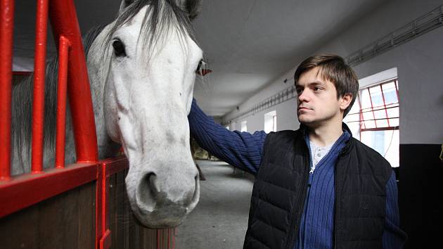  Herec Jiří Mádl na natáčení seriálu Znamení koně II v hřebčíně v Napajedlích