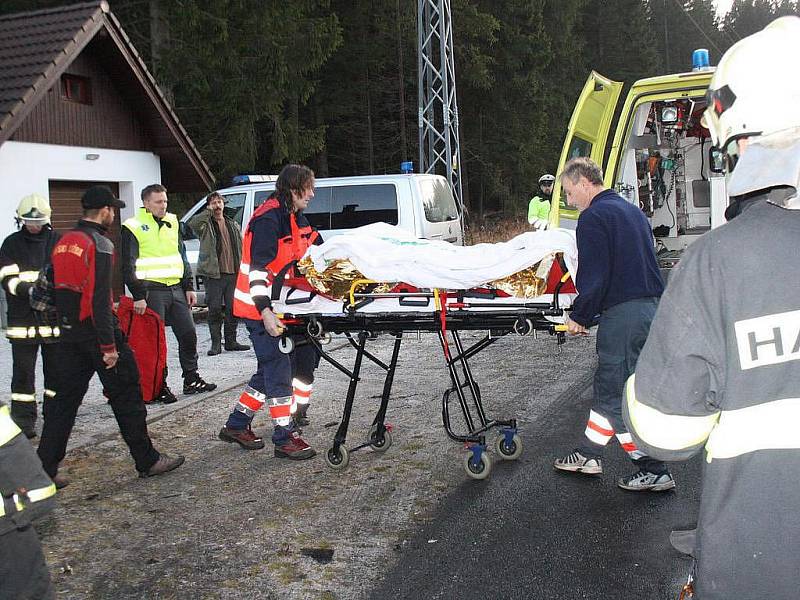 Sedm lidí se v sobotu 19. listopadu 2011 odpoledne zranilo při nehodě na Šumavě. U Nové Hůrky na silnici druhé třídy mezi Železnou Rudou a Hartmanicemi se čelně srazila dvě osobní auta. Zranění utrpělo pět dospělých osob a dvě děti. Silnice byla namrzlá.