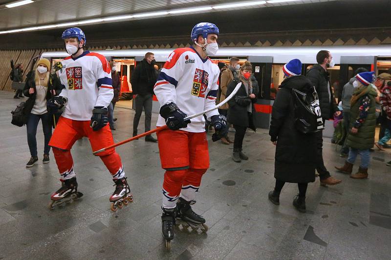 Po pražském metru se proháněli olympionici.