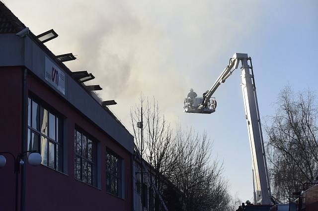 Ve Zvoli v okrese Praha-západ hořela v noci na 14. února lakovna. U rozsáhlého požáru, který vypukl v noci, zasahovaly desítky hasičů ze Středočeského kraje a hlavního města. Dva lidé byli při požáru zraněni, jeden člověk se pohřešuje.