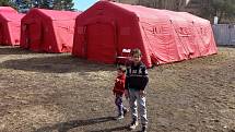 V areálu Záchranné brigády Hasičského a záchranného sboru (HaZZ) vznikl dočasný nouzový tábor, který je připravený pro lidi z Ukrajiny, 28. února 2022 v Humenném