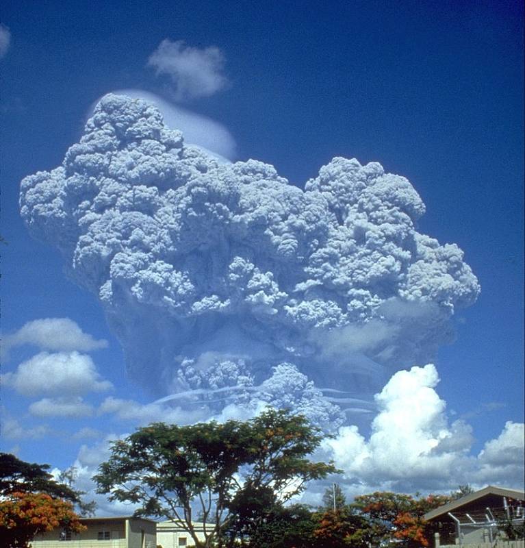 Erupce sopky Pinatubo na Filipíách v roce 1991 se zařadila k největším sopečným erupcím 20. století. Ovšem prvenství v tomto směru patří aljašské sopce Novarupta.