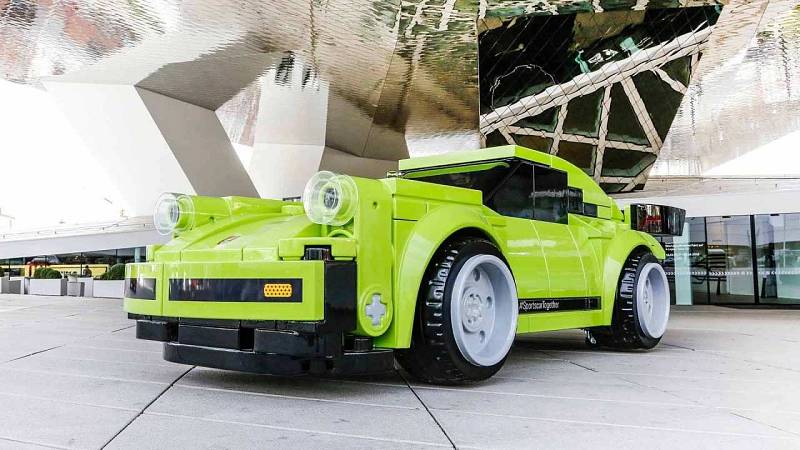 Porsche 911 Turbo z Lego kostek v životní velikosti.