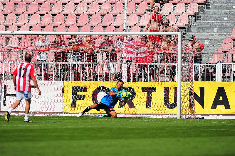 Fotbalové utkání bývalých hráčů FK Viktoria Žižkov a SK Slavia Praha k výročí 115. narozenin klubu Viktorie Žižkov 29. července v Praze. Peter Bartalský.